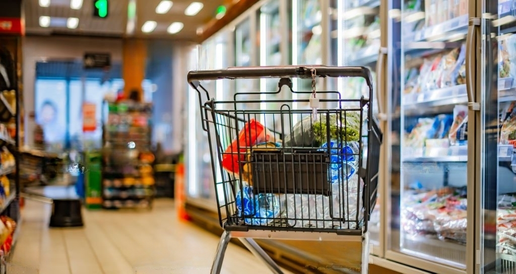 Supermercado que vendeu carne com larvas é condenado a pagar indenização